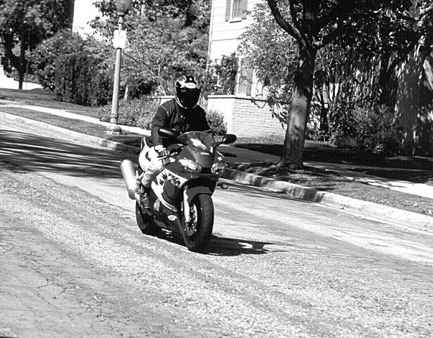 146_9908_rss_rss2zoomyamaha_yzfright_side_front_view.jpg