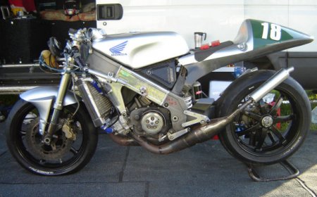 На фото хорошо видно выпускную систему с резонатором. Honda RS250R На фото хорошо видно выпускную систему с резонатором. Honda RS250R