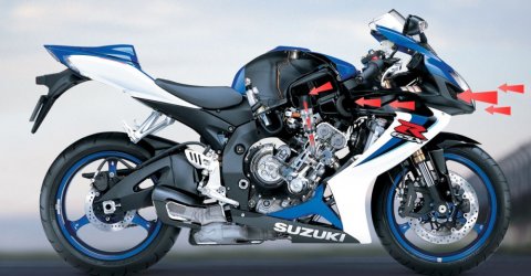 Разрез Suzuki GSX-R600 2006. Стрелками обозначен путь, который проделывает воздух во впускной системе