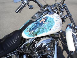 Суровые ребята эти байкеры. Грубые, жесткие. Но в аэрографических росписях их байков отчего-то преобладают эротические мотивы. Хоть порой и с инфернальным уклоном. Фото (Creative Commons license): Jason Meredith