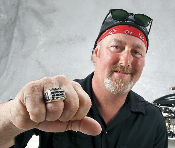 Дейв Кук не скрывает радости: «А перстенек-то чемпионский и у меня теперича имеется!» Да уж, эта «гайка» дорогого стоит. Причем во всех смыслах – там, вроде как, и брюлики понатыканы.