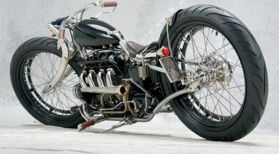 Rambler Дейва Кука – кастом-чемпион 2009 года. Мастерская Cook Custom Choppers из Милуоки – производитель штучного товара. Начиная с 2000 года, она строит ежегодно не более пяти-шести байков в год. Но каких! Вот и на этот раз Кук откровенно порадовал.  При первом же взгляде на силовой агрегат на ум приходят классические американские «четырехгоршочники» с продольным расположением цилиндров конструкции Уильяма Хендерсона (Henderson, Ace, Indian Four). Основой для 550-кубового мотора, названного Дейвом Куком International, послужила развернутая «по ходу» рядная «четверка» от Honda CB550 1973 года. Четырехступенчатая коробка передач от BMW R75 размещена в корпусе трехступенчатой от BMW R25. Рама типа риджид – «паяная», из нержавеющей стали. Рейк – 35o. Вилка-гердер – Cook Banana. 21-дюймовые колеса – Cook. Шины – «стодвадцатки» Avon. Тормоза – периметрические, с дисками Cook и суппортами Jaybrake. Широко использованы полированная нержавейка, никелирование (хром – моветон), бронза и ценные породы древесины (ручки, подножки).