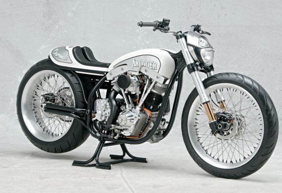 Бронзовым призером чемпионата мира в третий раз (да что за напасть!) стал бельгиец Фред Круггер. Ну, что сказать про его Overmile? Прежде всего, это мотоцикл, похожий на… мотоцикл. А это в наше смутное время, поверьте, кое-что значит. Мотор – S&S рабочим объемом 1688 см3. Коробка передач – шестиступенчатая Baker. Рама-софтейл с 28-градусным рейком – собственной конструкции. Колеса – «харлеевские» (21 дюйм спереди и 20 дюймов сзади). Шины – Avon (передняя – шириной 120 мм, задняя – 220 мм). Тормоза – Beringer. Выпускная система – Krugger (нержавейка плюс керамическое покрытие).