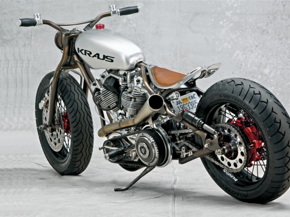 Пятое место досталось калифорнийской компании Kraus Motor Co во главе с Сатей Краусом. Их Snatch оснащен 1491-кубовым «харлеевским» Evolution с головками типа Sovelhead и шестиступенчатой коробкой передач Baker. Рама – Kraus, с бронзовым покрытием. Рейк – 28o. Издали – вроде хардтейл, но при ближайшем рассмотрении обнаруживается мини-маятник. Такая конструкция задней подвески несет обозначение Kraus Rocker Suspension. Передняя вилка – оригинальный спрингер. 17-дюймовые колеса – Alpina. Шины – Metzeler (спереди – шириной 130 мм, сзади – 170 мм). Тормоза – Brembo Gold, c четырехпоршневыми суппортами. Выпускная система – типа «2 в 1», из нержавеющей стали. Snatch получил также приз Partner Pick Of Excellence от компании Custom Chrome.