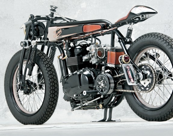 На шестом месте – TT Deluxe Джереми Каппа, предводителя компании LC Fabrications (она же LC Fab) из Вирджинии. 865-кубовый мотор и коробка передач – от Triumph Bonneville 2006 года. Рама-риджид – LC Fab. Рейк – 31o. Передняя вилка – гердер с нетрадиционно размещенными амортизаторами. 19-дюймовые колеса обуты в резину Firestone. Тормоза – барабанные. Выпускная система – LC Fab SS, типа «2 в 1». Джереми поясняет, что хотел построить «кастом-кафе-рейсер 1900-х годов». Похоже, ему это удалось. Это подтверждает и специальный приз Partner Pick Of Excellence от легендарного лондонского Ace Cafe.