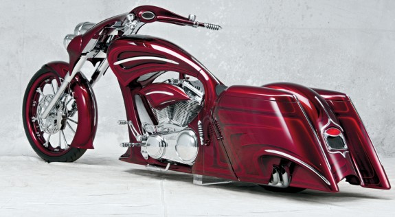 На восьмом месте – роскошный «крейсер» Crazy Horse, построенный Майком Авилой из Mike Avila Motorsports в тесной кооперации с самим Арленом Нессом. Вообще-то Майк Авила – бывший профессиональный воднолыжник, и основная специализация его компании – катера. Оно, по-моему, и видно. Мотор – S&S объемом 2032 см3. Коробка передач – шестиступенчатая Baker. Рама типа «раббер-маунт» – эксклюзив, сваренный собственноручно Майком и Арленом. Рейк – 42o. Колеса (переднее – 23-дюймовое, заднее – 18-дюймовое) и тормоза – из «нессовского» каталога. Шины – Avon.