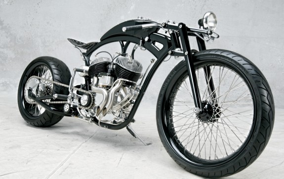 Седьмое место на чемпионате завоевал этот воздушный, под стать названию, Aileron («Элерон») Кристиана Дотсона из техасской мастерской Dotson Design. «Винтажный» 1377-кубовый мотор и четырехступенчатая коробка передач – Kiwi Indian. Рама – Dotson. Рейк – 25o. Передняя вилка – гердер (кто бы сомневался!). За заднюю подвеску отвечает рессора, размещенная по правому борту. Колеса – HDW (23-дюймовое переднее и 20-дюймовое заднее). Шины – Vee Rubber («стодвадцатка» спереди и «двухсотка» сзади). Передний тормоз не обнаружен, задний – «спрокет-брейк» ISR. 