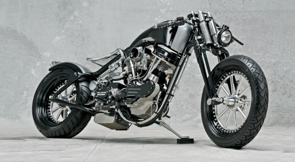 И вновь испанская мастерская Hot Dreams SL из Марбельи (основана в 2002 году, строит в среднем 12 мотоциклов в год) под руководством Ферри Клота становится в Стерджисе победителем в классе модифицированных «Харлеев». В 2007 году успеха добилась их Guindilla («Мото», №10-2007), теперь вот – Panafina. «Сухая» рама, мотор типа Panhead и коробка передач – от Harley-Davidson модели FL 1956 года. Передняя вилка – «харлеевский» спрингер, переделанный в столь модный нынче гердер. Колеса – 23-дюймовые немецкие Dux. Шины – «стотридцатки» Avon Cobra. Переднего тормоза нет, задний – «спрокет-брейк» итальянской компании Kustom Tech. Художник – Рафа Шутер.<br>Мотоцикл награжден также специальным призом Partner Pick Of Excellence от известной «олд-скульной» афтермаркетовой конторы Jammer Cycle Products.