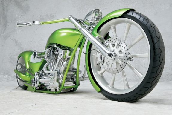 Первое место в классе Production занял этот лоурайдер компании Independent Cycle East (I.C.E.), названный «по Стивену Кингу» Green Mile («Зеленая миля»). Он же получил приз Partner Pick Of Excellence от RevTech. V-твин рабочим объемом 2082 см3 – производства Enginuity Motor Company. Коробка передач – шестиступенчатая Baker. Рама – софтейл I.C.I. Lowlife с рейком 42o и задней пневмоподвеской. Колеса I.C.I. (переднее – 23-дюймовое, заднее – 18-дюймовое) обуты в резину Vee Rubber. Передний тормоз – Kustom Tech, задний – трансмиссионный, марки Pro Fab. Ядовитый окрас – от Кенни Уильямса.