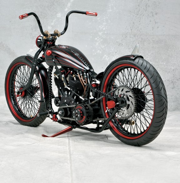 И вновь испанская мастерская Hot Dreams SL из Марбельи (основана в 2002 году, строит в среднем 12 мотоциклов в год) под руководством Ферри Клота становится в Стерджисе победителем в классе модифицированных «Харлеев». В 2007 году успеха добилась их Guindilla («Мото», №10-2007), теперь вот – Panafina. «Сухая» рама, мотор типа Panhead и коробка передач – от Harley-Davidson модели FL 1956 года. Передняя вилка – «харлеевский» спрингер, переделанный в столь модный нынче гердер. Колеса – 23-дюймовые немецкие Dux. Шины – «стотридцатки» Avon Cobra. Переднего тормоза нет, задний – «спрокет-брейк» итальянской компании Kustom Tech. Художник – Рафа Шутер. Мотоцикл награжден также специальным призом Partner Pick Of Excellence от известной «олд-скульной» афтермаркетовой конторы Jammer Cycle Products. 