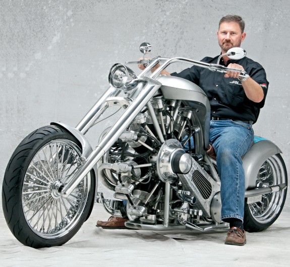 Джон Леви, шеф мастерской JRL Cycles, представляет свой JRL Radial Lucky 7 c 2,8-литровым радиальным семицилиндровым авиамотором австралийской компании Rotec. Коробка передач – шестиступенчатая RevTech. Рама – софтейл собственной конструкции. Рейк – 50o. Вилка – Goldammer. Над мотором удалось приторочить популярный одно время у американских кастомайзеров «кобровидный» бак от Twisted Choppers. Колеса – Ride Wright (21-дюймовое спереди, 18-дюймовое сзади). Шины – Metzeler (сзади – «трехсотка»). Тормоза – Performance Machine, с четырехпоршневыми суппортами.